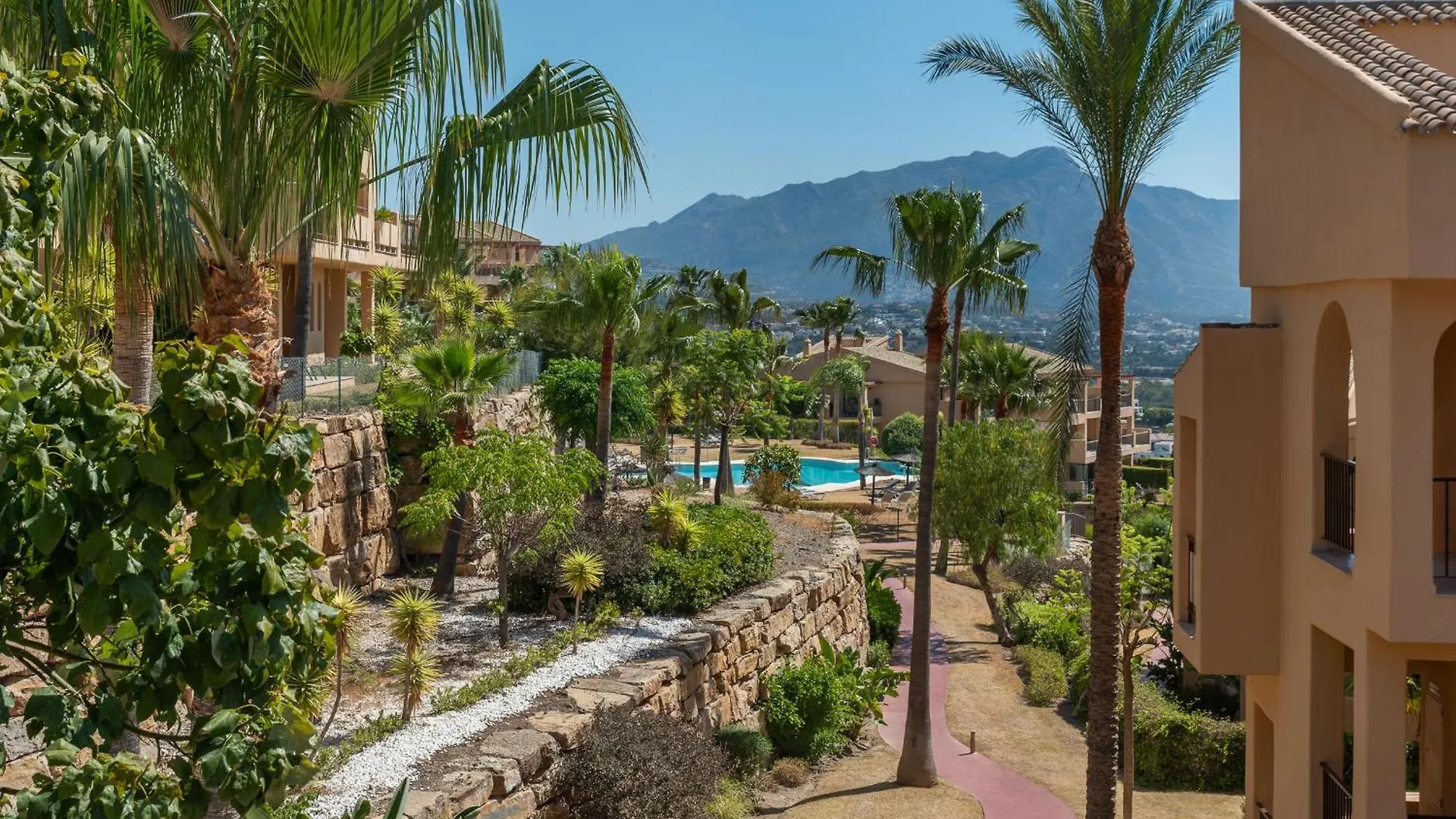 Bright 3-Bedroom With Sunset Views Estepona
