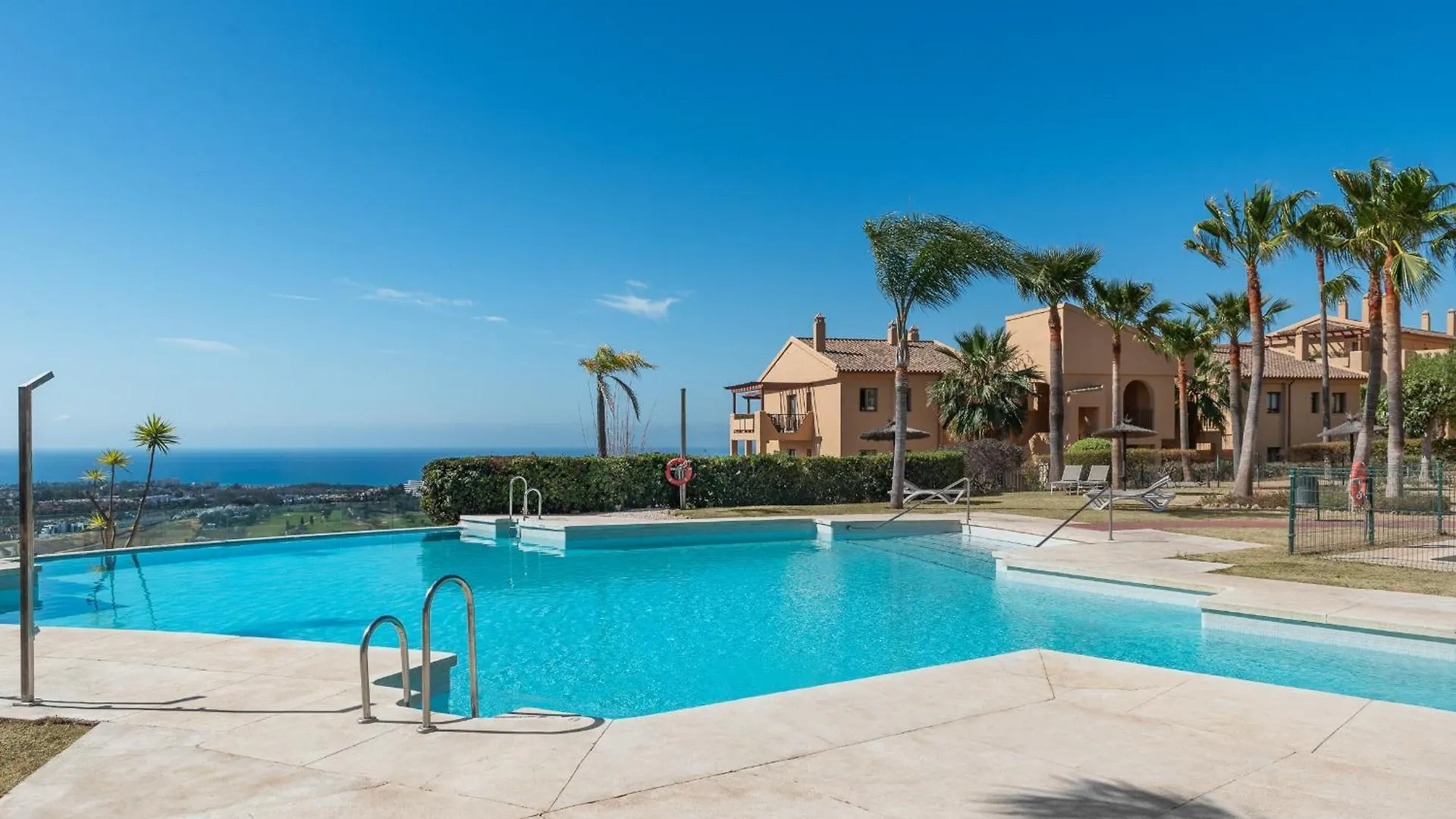 Apartment Bright 3-Bedroom With Sunset Views Estepona