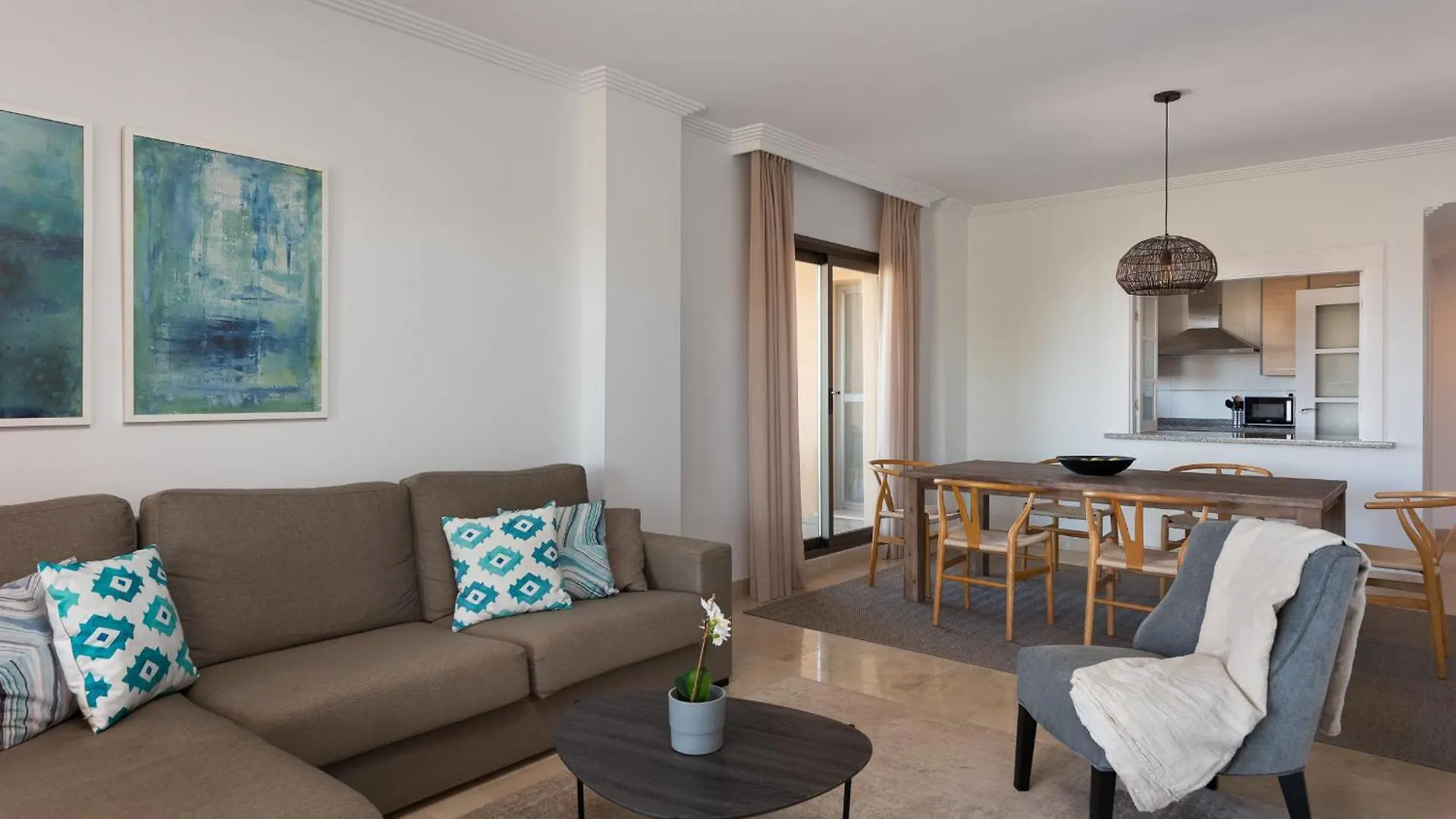 Bright 3-Bedroom With Sunset Views Estepona