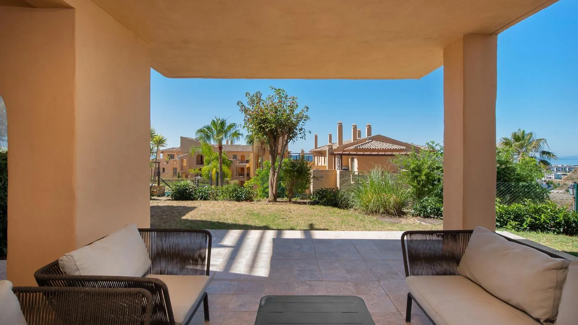 Apartment Bright 3-Bedroom With Sunset Views Estepona