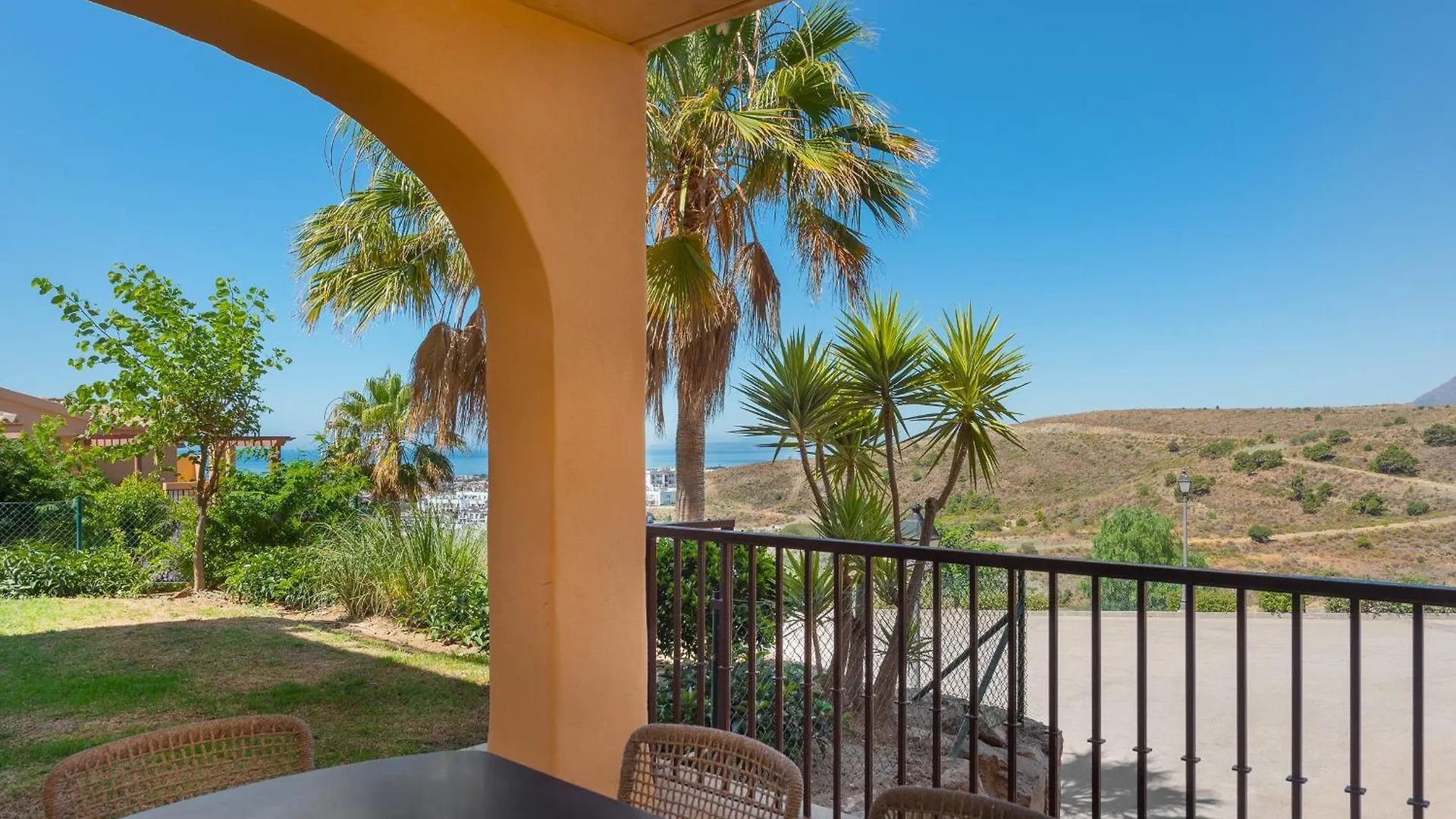 Apartment Bright 3-Bedroom With Sunset Views Estepona