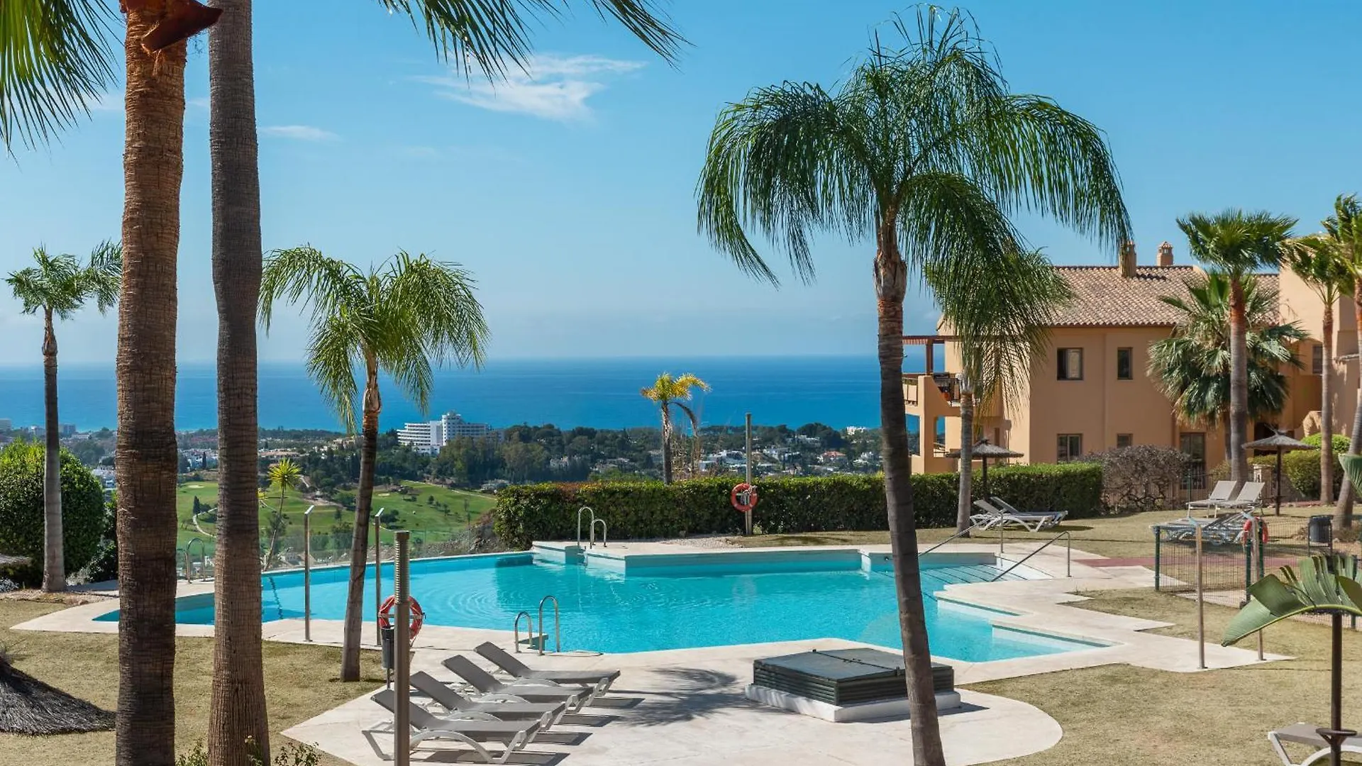 Bright 3-Bedroom With Sunset Views Estepona