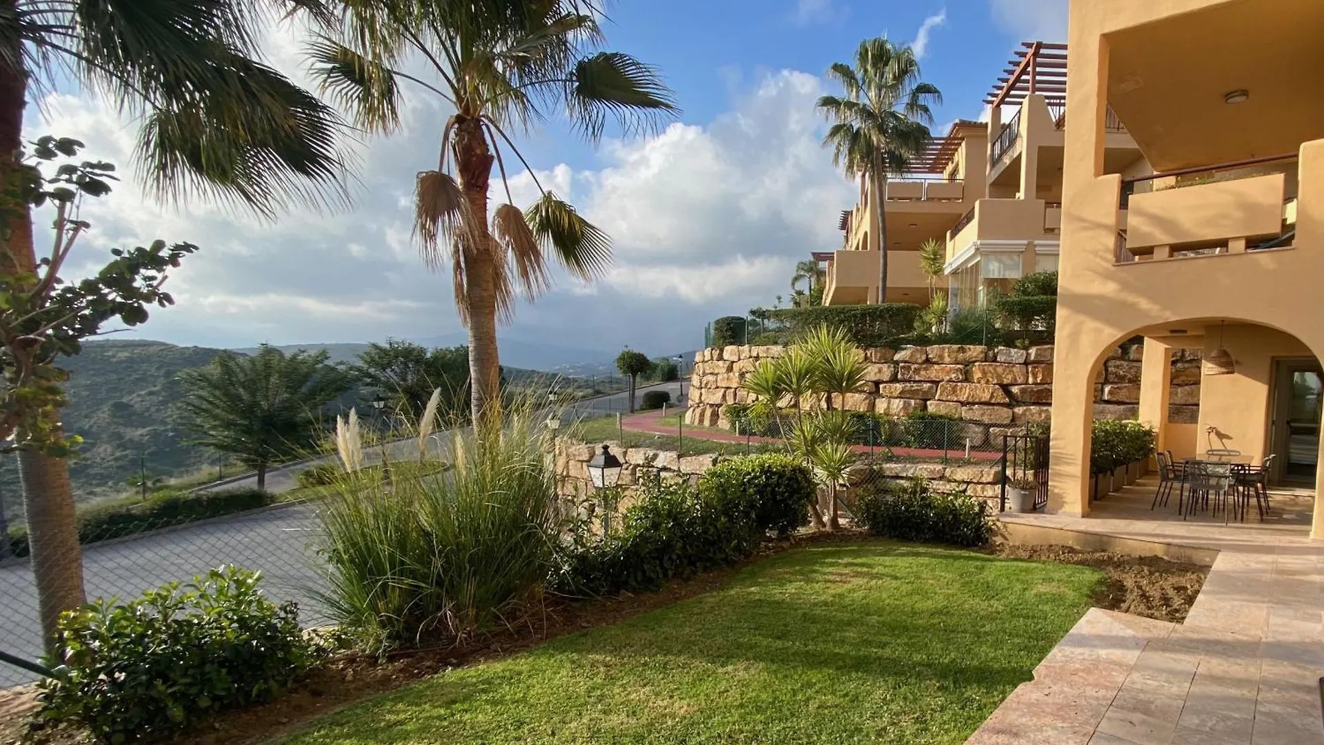 Bright 3-Bedroom With Sunset Views Estepona Apartmán